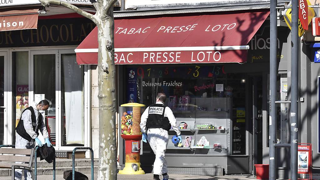 Polizisten ermitteln nach dem tödlichen Messerangriff vom Samstag in Romans-sur-Isère in Frankreich. Zwei Menschen wurden getötet, fünf weitere verletzt.