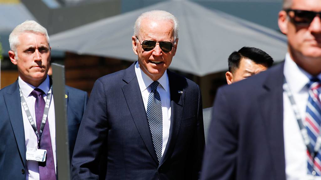 Joe Biden (M), Präsident der USA, kommt zu einer  Arbeitssitzung während des G7-Gipfels an. Der G7-Gipfel findet vom 11. bis 13. Juni in Carbis Bay, St Ives in Cornwall statt. Foto: Phil Noble/PA Wire/dpa