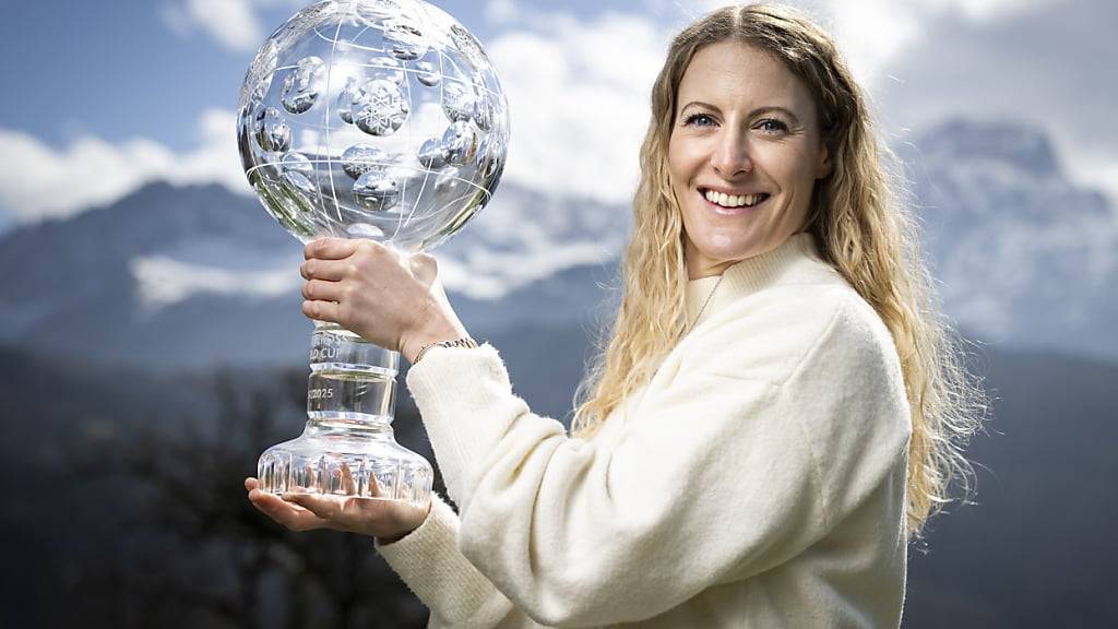 Fanny Smith posiert mit der grossen Kristallkugel