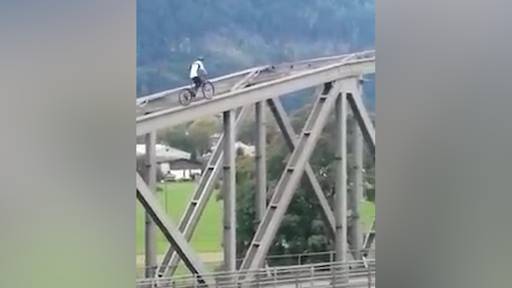 Hier fährt ein Tiktoker über eine Eisenbahnbrücke