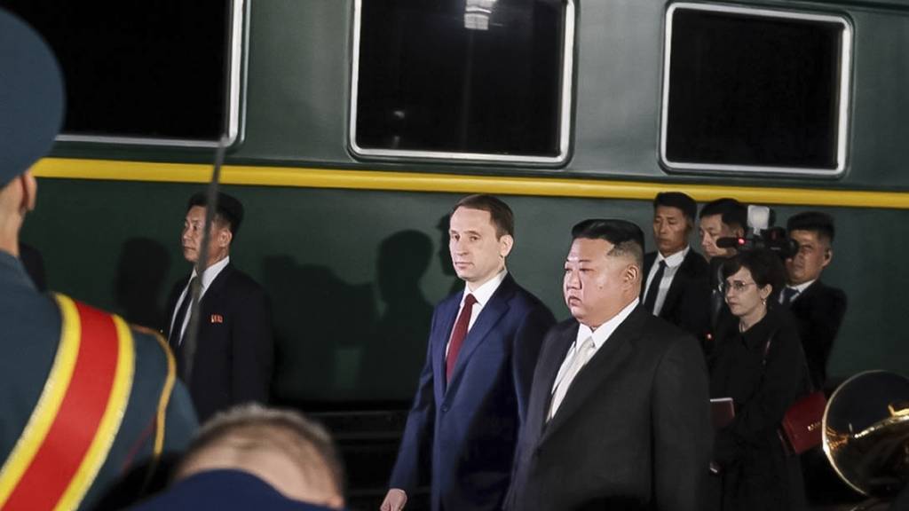 SCREENSHOT - Dieses Videostandbild zeigt Kim Jong-un bei seiner Ankunft im russischen Chassan. Im Fernen Osten Russlands wird heute ein Treffen von Präsident Wladimir Putin mit dem nordkoreanischen Staatschef erwartet. Foto: Uncredited/Russian Ministry of Natural Resources and Ecology telegram channel/AP/dpa - ACHTUNG: Nur zur redaktionellen Verwendung und nur mit vollständiger Nennung des vorstehenden Credits