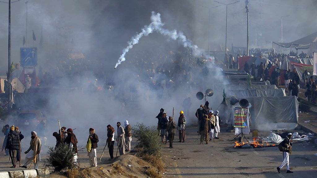 Die Polizei in Islamabad geht mit Tränengas gegen islamistische Demonstranten vor.