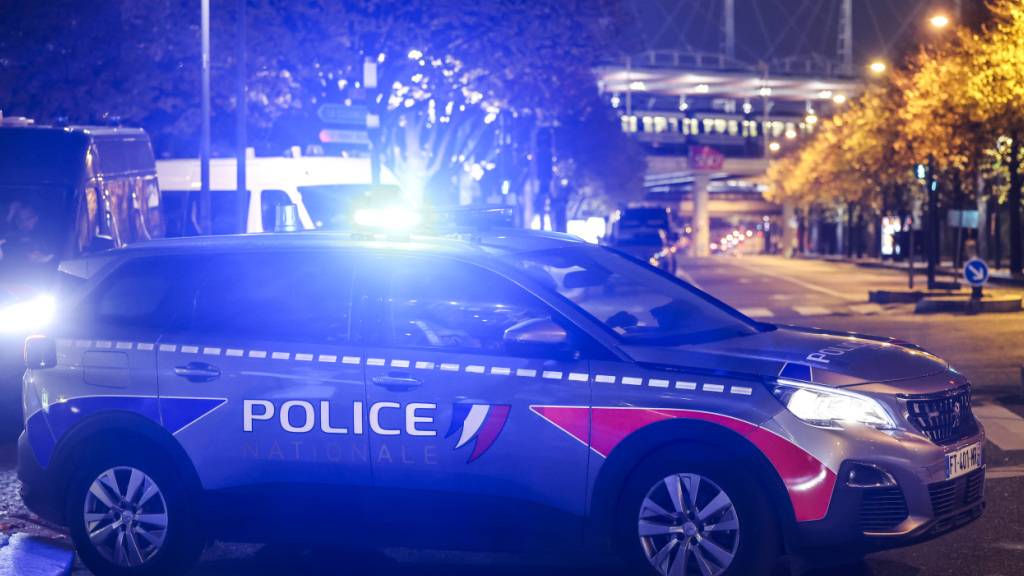 ARCHIV - Ein Fahrzeug der französischen Polizei steht mit Blaulicht auf einer Straße. Foto: Christoph Reichwein/dpa/Symbolbild
