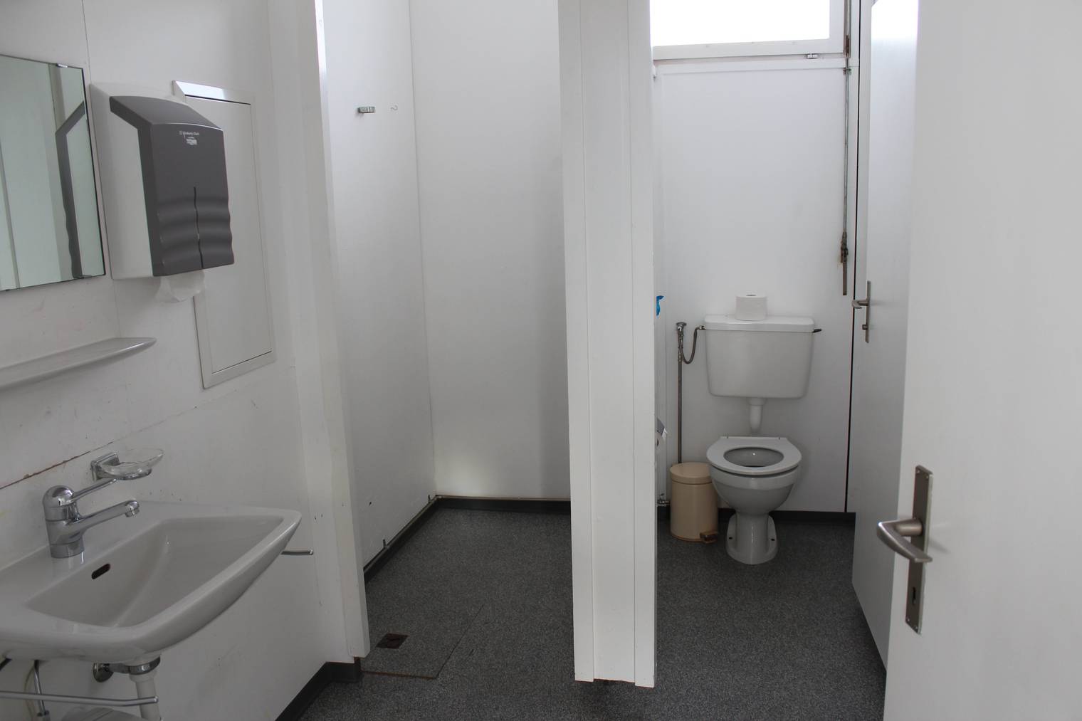 Das WC inklusive WC-Rollen gibt's auch gratis zum Pavillon dazu. (Bild: FM1Today/Fabienne Engbers)
