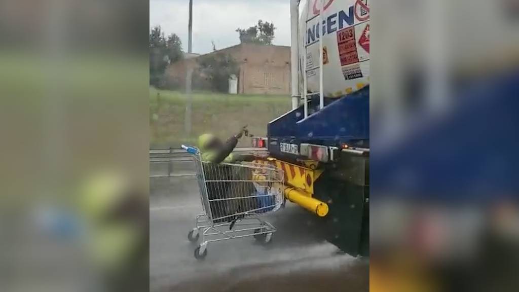 Bei Regen auf der Autobahn: Mann hängt sich mit Einkaufswagen an Lkw