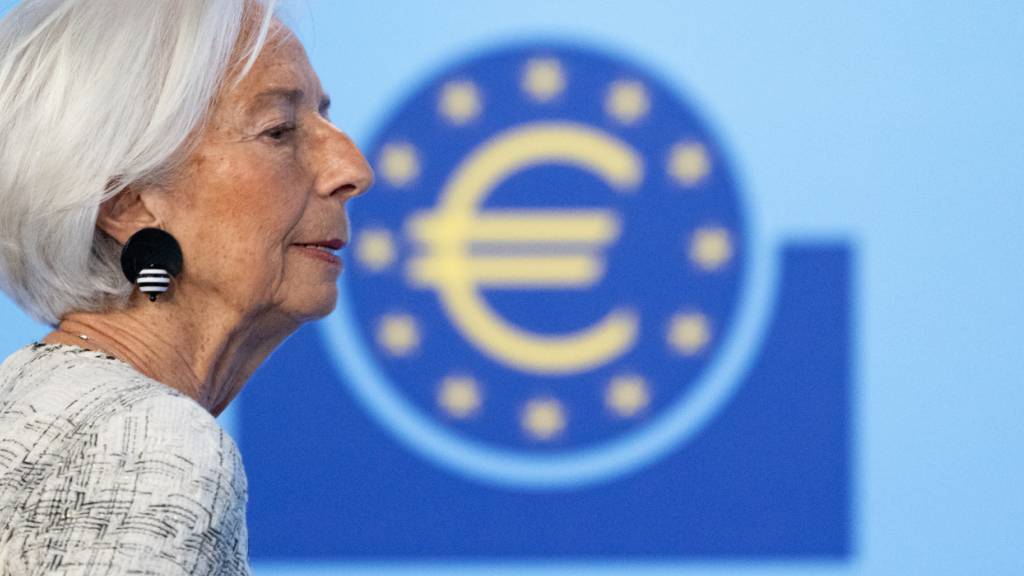 Die Europäische Zentralbank unter ihrer Präsidentin Christine Lagarde erhöht erstmals seit drei Jahren den Leitzins. Die Währungshüter haben den Einlagensatz um 0,25 Prozentpunkte auf 2,25 Prozent angehoben.