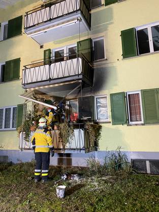 Nussbaumen AG, December 28: A fire is lit on the balcony of an apartment building.  Firefighters can quickly turn it off.