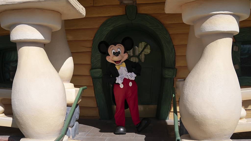 13 Monate lang war Disneyland im kalifornischen Anaheim wegen der Corona-Pandemie stillgelegt, nun hat der beliebte Freizeitpark wieder auf. Foto: Jae C. Hong/AP/dpa