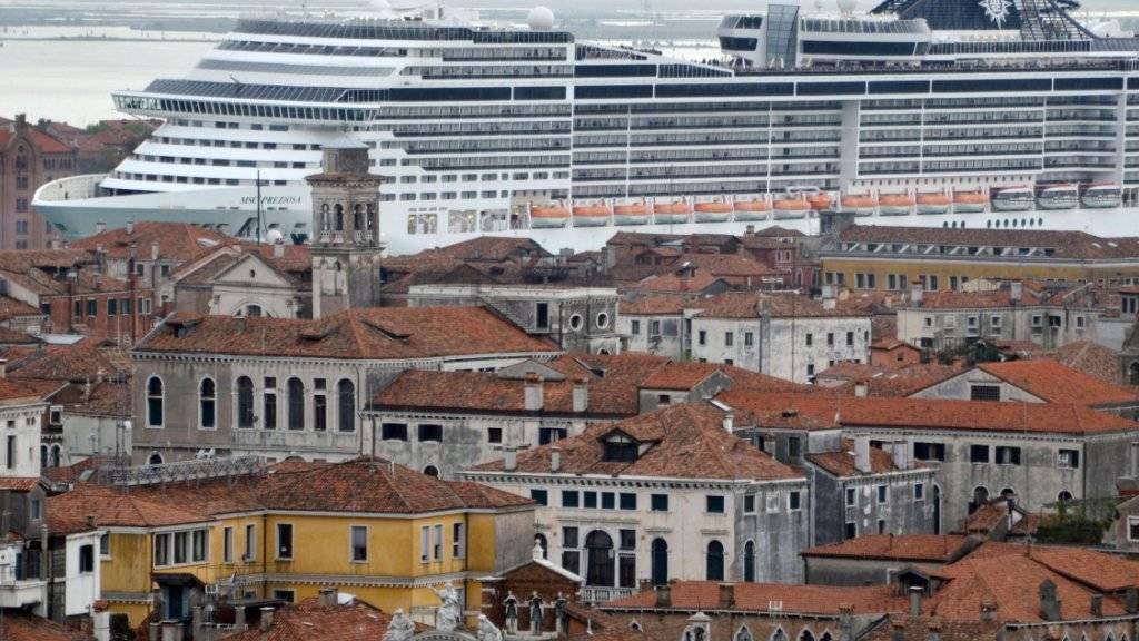Ein Kreuzfahrtschiff in Venedig - geht es nach der Staatssekretärin des italienischen Kulturministeriums soll dieses Bild bald der Vergangenheit angehören. (Archiv)