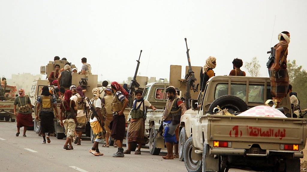 Der jemenitischen Regierung angehörende Einheiten vor den Toren von Hudeida (Archiv)