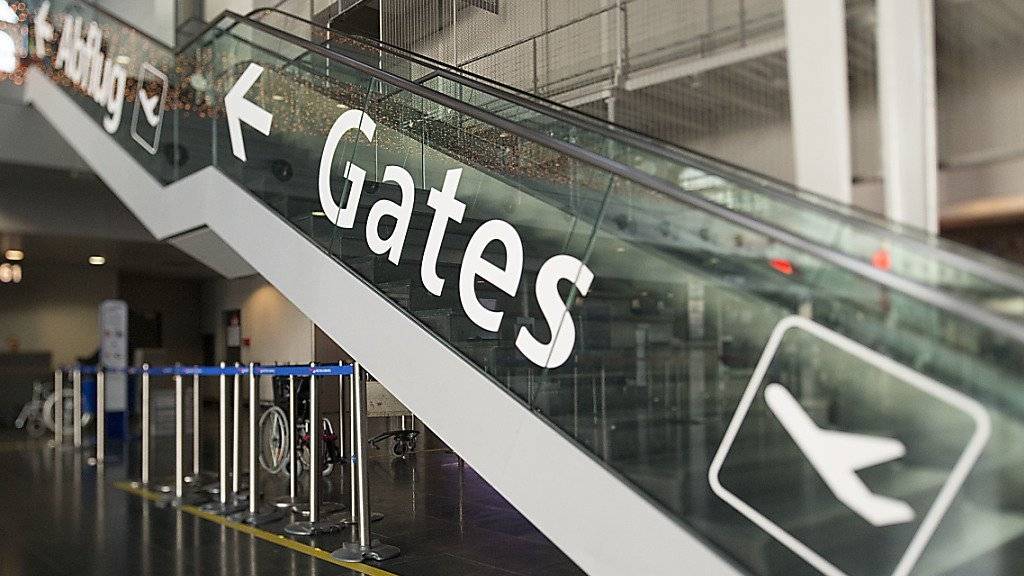 «Mehr Zeit einrechnen»: Das rät der EuroAirport in Basel den Passagieren nach der Einführung systematischer Grenzkontrollen. (Archiv)