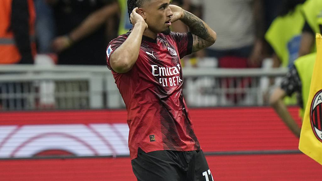 Noah Okafor feiert seinen Treffer gegen Lazio Rom