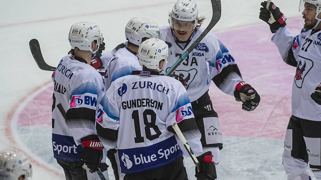 Die Spieler von Fribourg-Gottéron freuen sich über den Halbfinal-Einzug