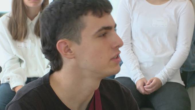 Hier stellen sich zwei Bundesräte dem Jugend-Check