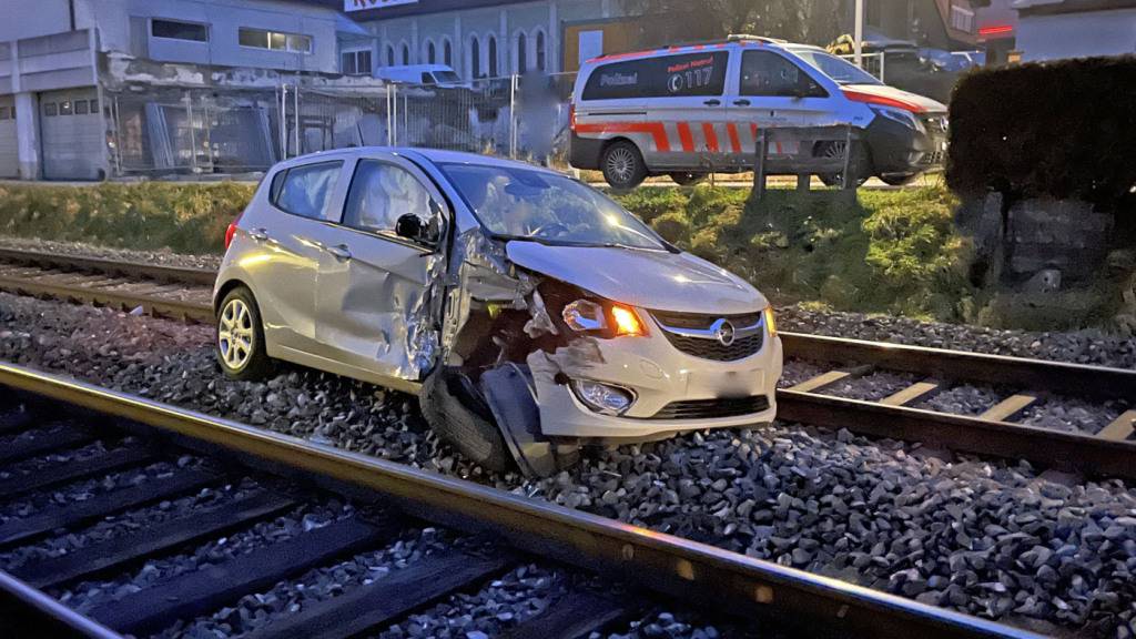 Ein Auto geriet in Wauwil LU am Donnerstag auf das Bahngleis und wurde von einem Zug erfasst. Verletzt wurde niemand.