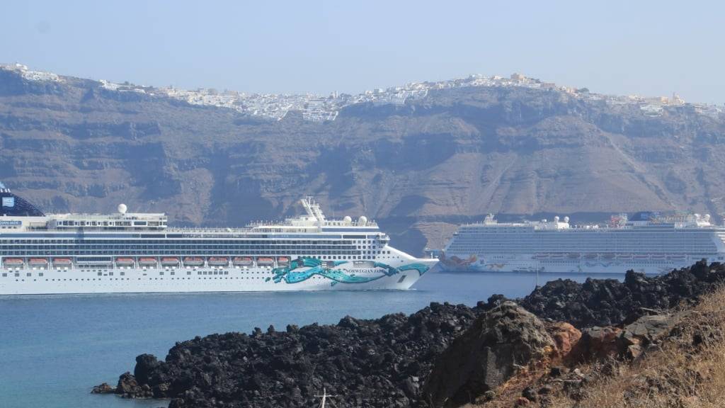 ARCHIV - Kreuzfahrtschiffe vor Santorini: Grichenland geht gegen den Massen-Kreuzfahrttourismus auf beliebten Inseln vor. Foto: Cindy Riechau/dpa