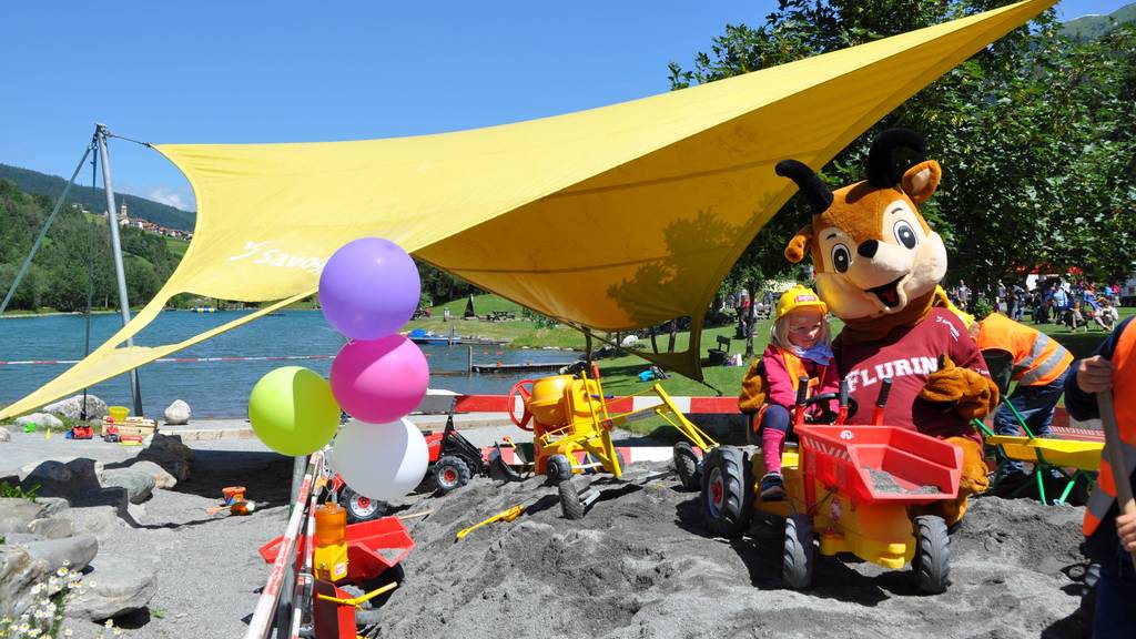 Am Kinderfest darf auch gebaggert werden. (Bild: savognin.ch)