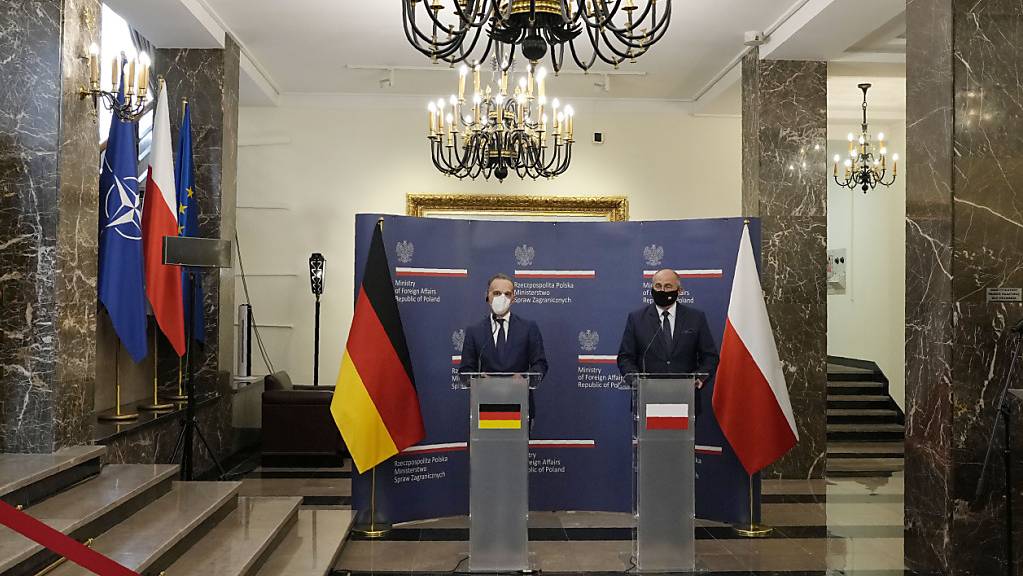 Bundesaußenminister Heiko Maas und Zbigniew Rau, Außenminister von Polen, geben eine gemeinsame Medienkonferenz.
