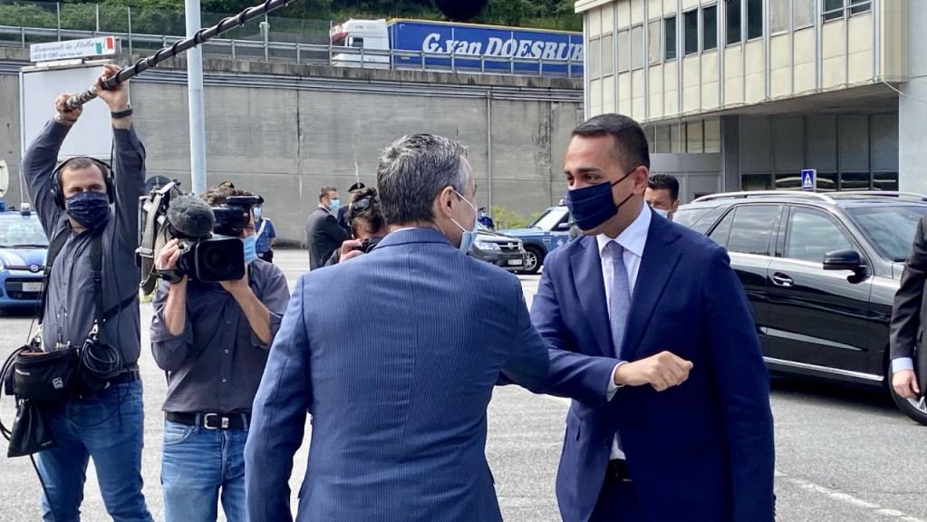 Der Schweizer Aussenminister Ignazio Cassis und sein italienischer Amtskollege Luigi Di Maio begrüssen sich unweit der Grenze bei Chiasso TI mit den Ellbogen.
