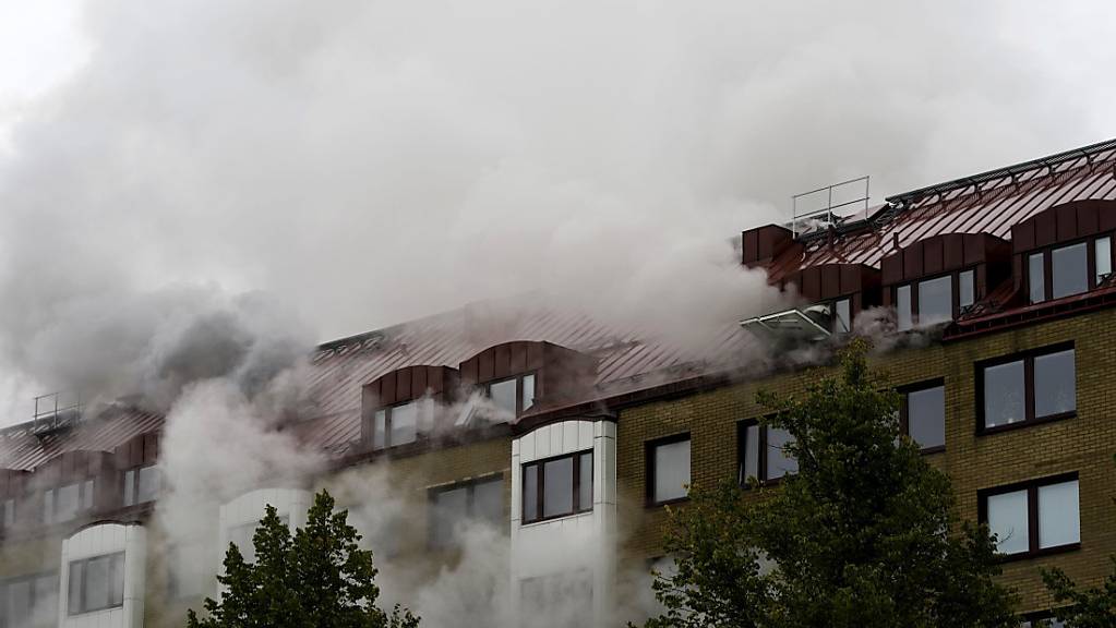Rauch steigt nach einer Explosion aus einem Wohnhaus auf. In der schwedischen Großstadt Göteborg hat es eine größere Explosion mit mutmaßlich mehreren Schwerverletzten gegeben.