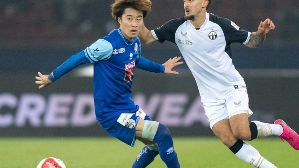 Taisei Abe (links) muss in der Super League zweimal aussetzen
