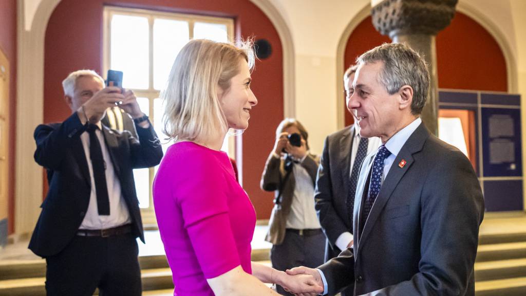 Die EU-Aussenbeauftragte Kaja Kallas (l.) wurde am Donnerstagabend von Aussenminister Ignazio Cassis in Zürich empfangen. Die EU und die Schweiz haben vereinbart, die Zusammenarbeit in Aussen- und Sicherheitspolitik zu vertiefen.