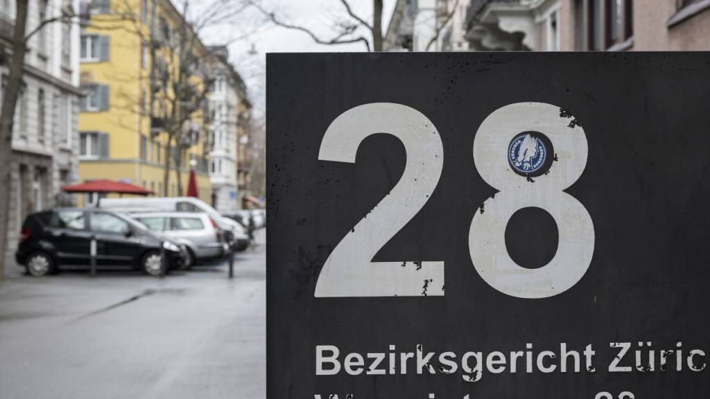 Am Donnerstag steht ein 72-Jähriger vor dem Bezirksgericht Zürich. Er soll eine Bekannte jahrelang gestalkt haben. (Symbolbild)