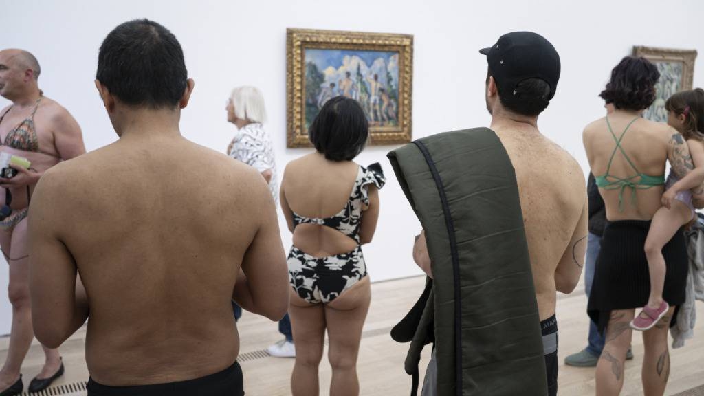 Besuchende in Badekleidung füllen die Fondation Beyeler