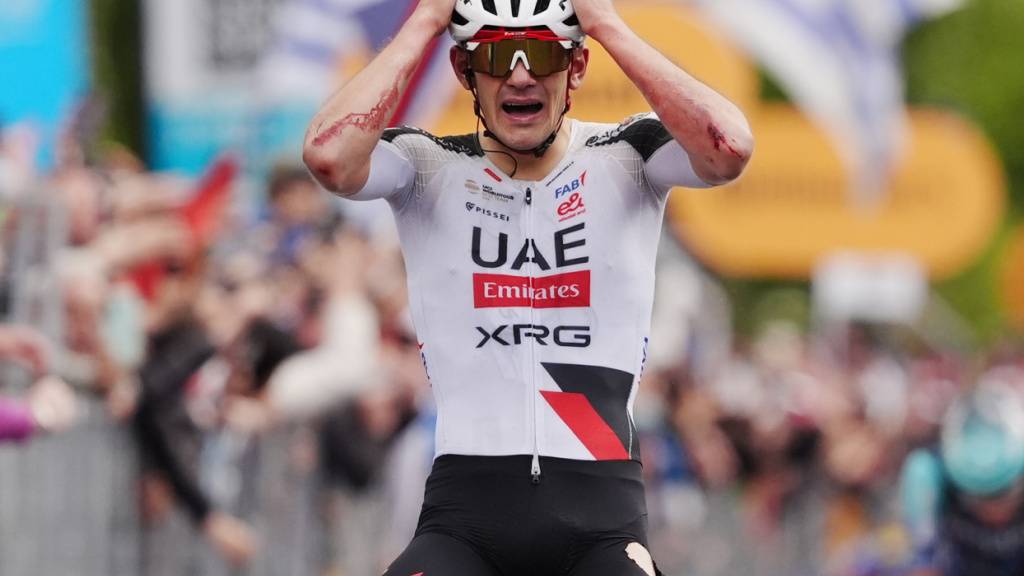 Von einem Sturz gezeichnet, kann Igor Arrieta sein Glück als Sieger der 5. Giro-Etappe kaum fassen