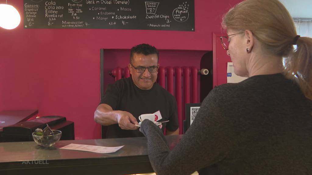 Integration durch Arbeit: Engagierte Asylsuchende lernen Deutsch beim Kaffee servieren