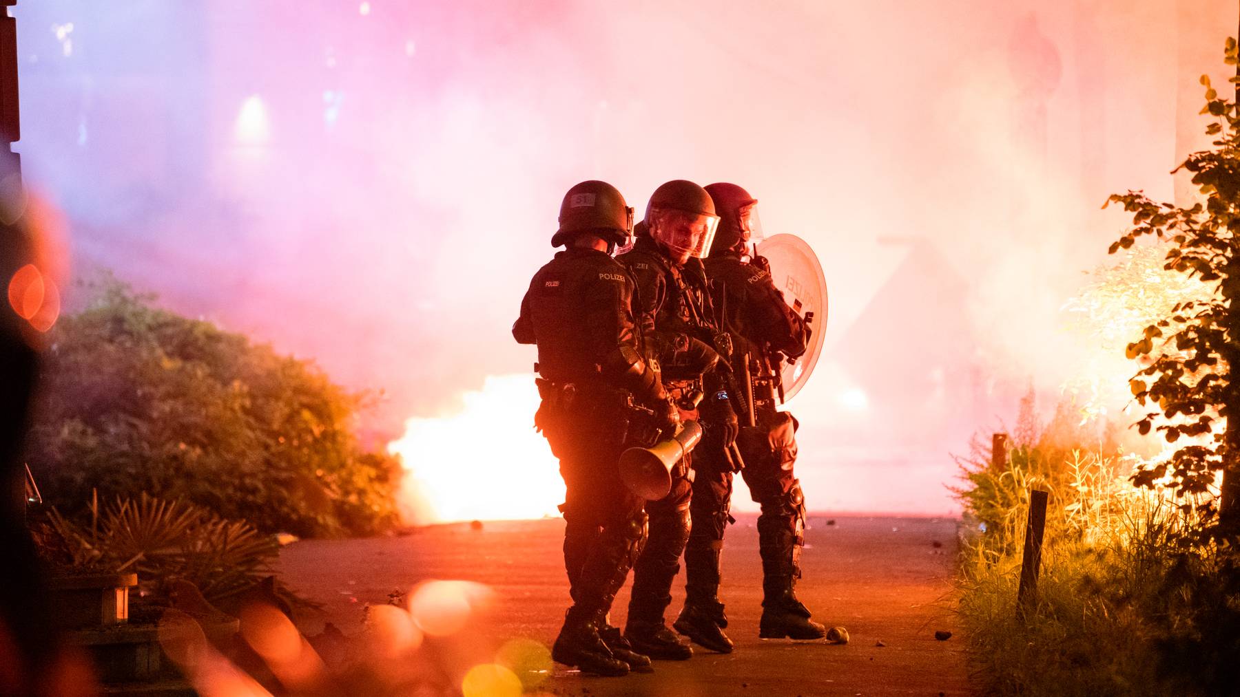 Fanmarsch der FC St. Gallen Fans nach dem Spiel zum Bahnhof, fotografiert am 20. Mai 2023 in der Zentralstrasse. Polizei, Ultras, Hooligans, Krawall, Sicherheit, Pyros, Fussball // Fangewalt Luzern Luzerner Polizei Fussball-Chaoten Hooligans Ausschreitungen