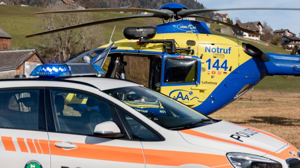 Die Gleitschirmpilotin wurde mit einem Helikopter der Alpine Air Ambulance in ein Spital geflogen. (Symbolbild)
