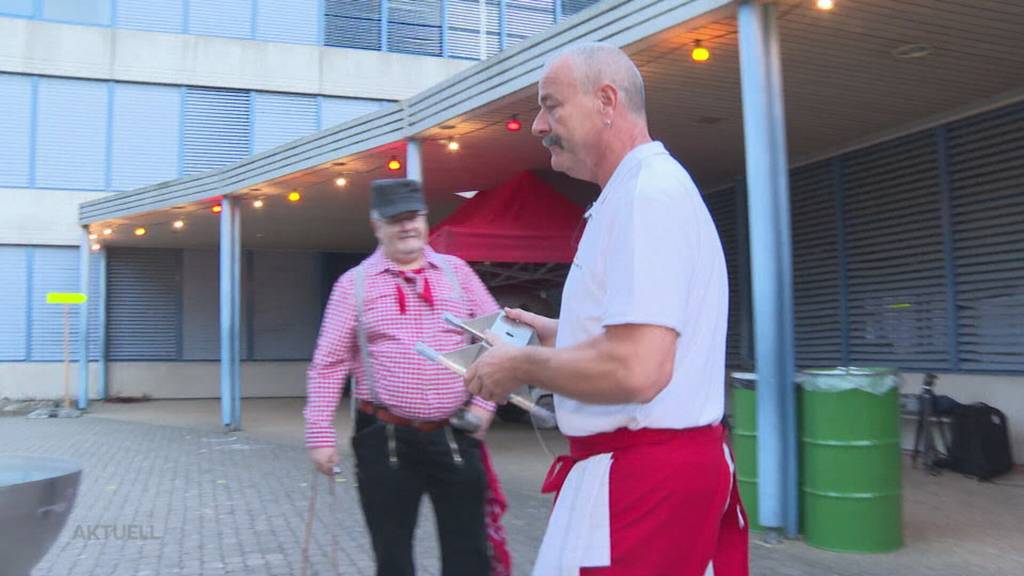 Bieridee: Sprengmeister Walti Weber sprengt mit Spezial-Grill Fleisch