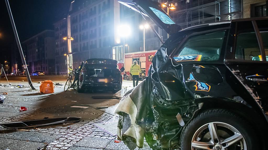  Zwei zerstörte PKW stehen nach dem Unfall im Frankfurter Ostend auf der Straße. Bei einer tödlichen Kollision hat ein SUV mehrere Menschen erfasst. Foto: Silas Stein/dpa