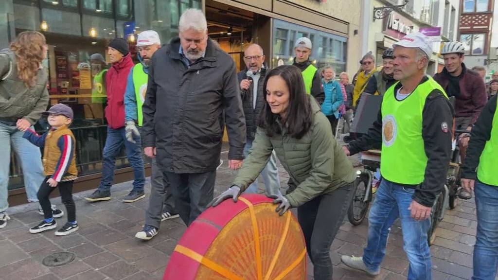 Riesen-Käse rollt durch die Schweiz