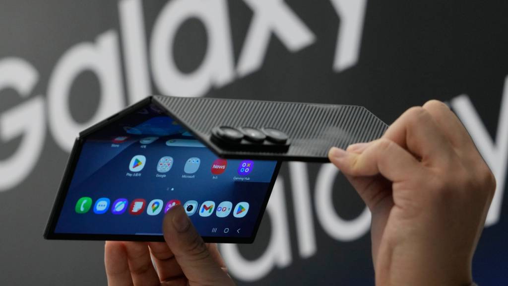 Ein neues, faltbares Handy von Samsung aus der Galaxy-Reihe, das im Dezember vorgestellt wurde. (Archivbild)