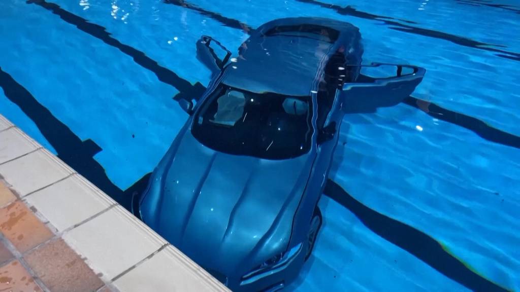 Kurioser Unfall in Frankreich: Auto landet in Becken eines Hallenbades