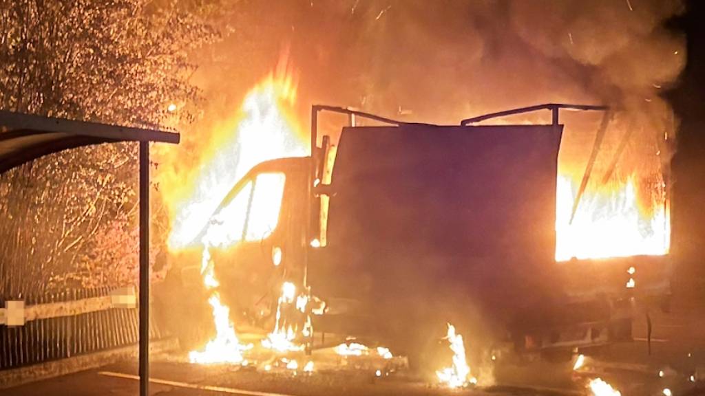 In Sargans SG brennt ein Lieferwagen komplett aus