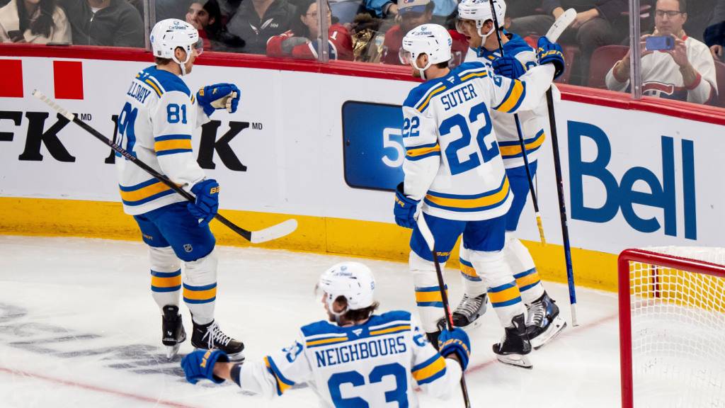 Erfolgreicher Abend: Pius Suter (Nummer 22) jubelt mit seinen Teamkollegen von St. Louis