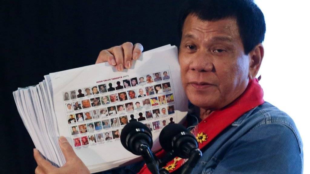 Der Präsident der Philippinen, Rodrigo Duterte, entlarvt bei seinen Auftritten gerne Drogendealer - nun musste sein ältester Sohn, Paolo, aufgrund von Drogenhandelsvorwürfen von einem öffentlichen Amt zurücktreten. (Archivbild)