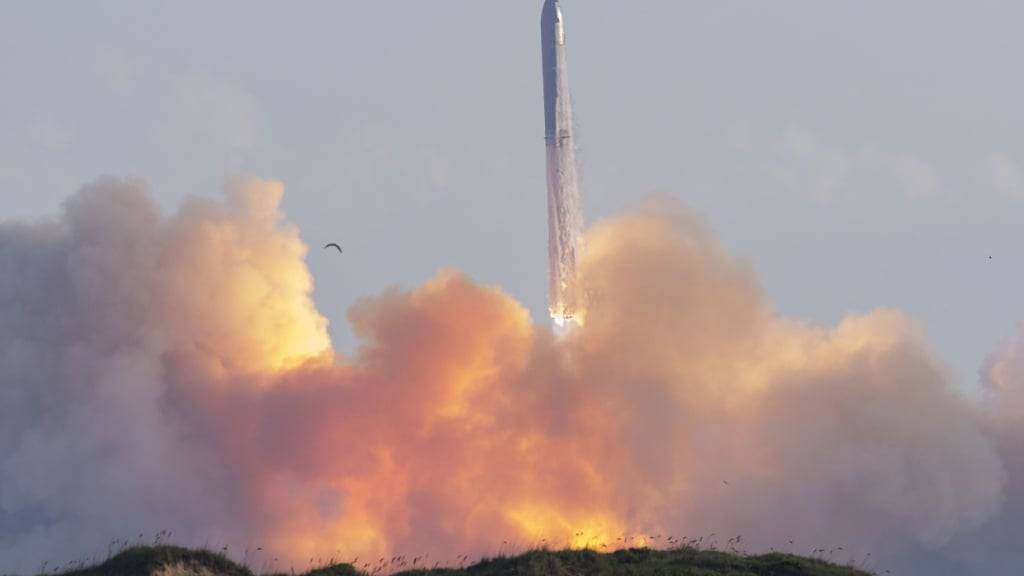 Die Riesen-Rakete Starship hebt zum Testflug ab.