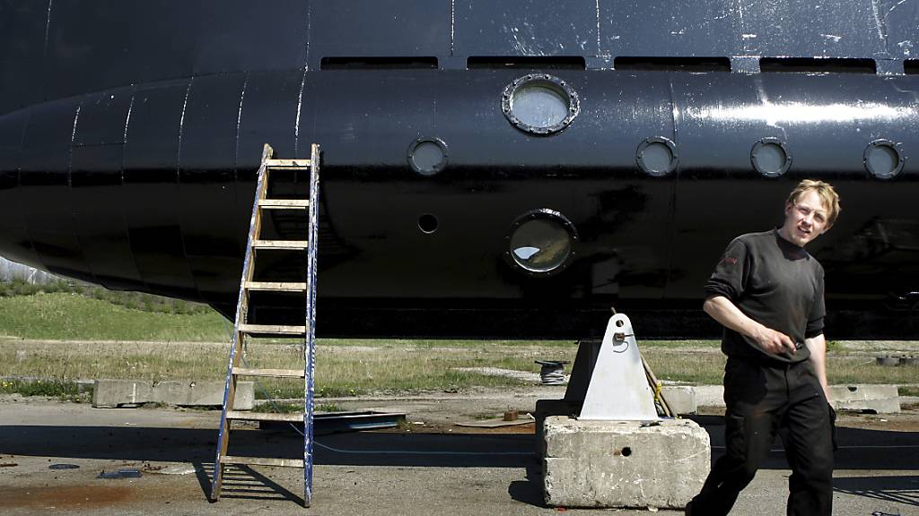 ARCHIV - Peter Madsen geht vor seinem U-Boot. Der bereits zu lebenslanger Haft verurteilte Mörder der Journalistin Wall hat in Dänemark eine weitere Gefängnisstrafe erhalten. Foto: Hougaard Niels/Ritzau Foto/AP/dpa