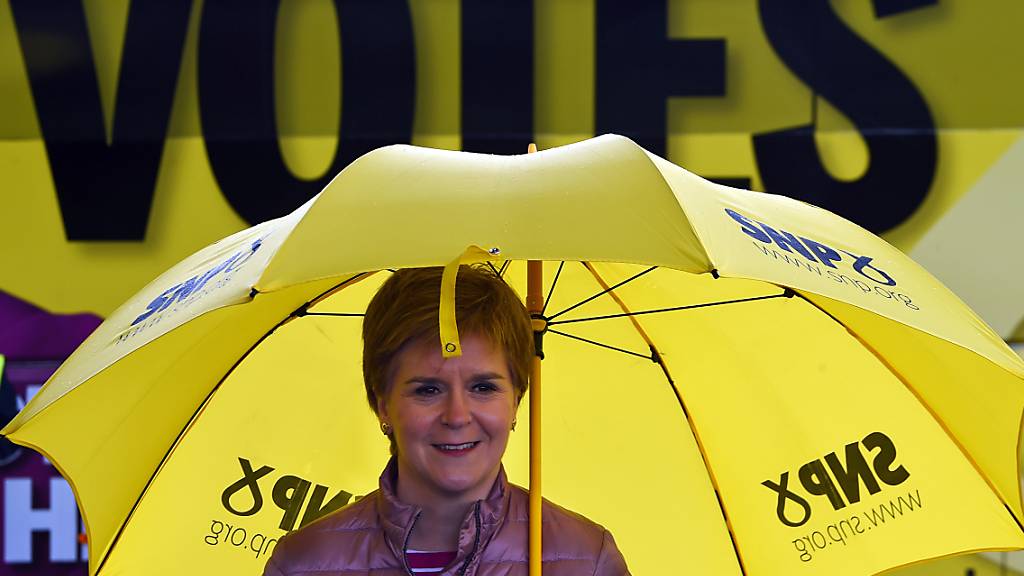 dpatopbilder - Nicola Sturgeon, Erste Ministerin von Schottland und Vorsitzende der Schottischen Nationalpartei (SNP), macht Wahlkampf für die schottischen Parlamentswahlen. Foto: Andy Buchanan/PA Wire/dpa