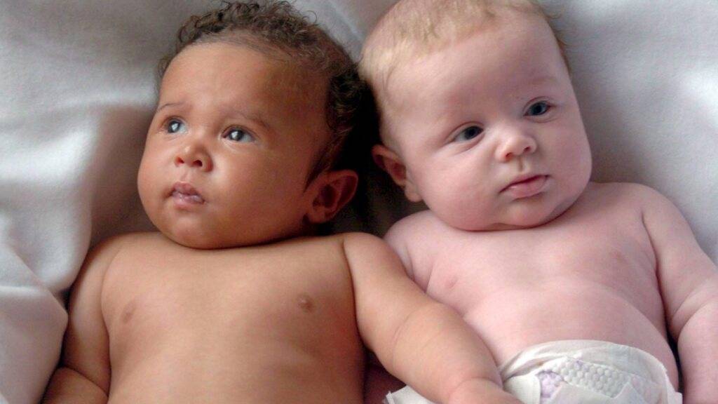 Weltweit erblicken immer mehr Zwillinge das Licht der Welt. Der Grossteil des Anstiegs geht auf Geburten von zweieiigen Zwillingen zurück, während sich die Zwillingsrate pro tausend Geburten kaum verändert. (Themenbild)