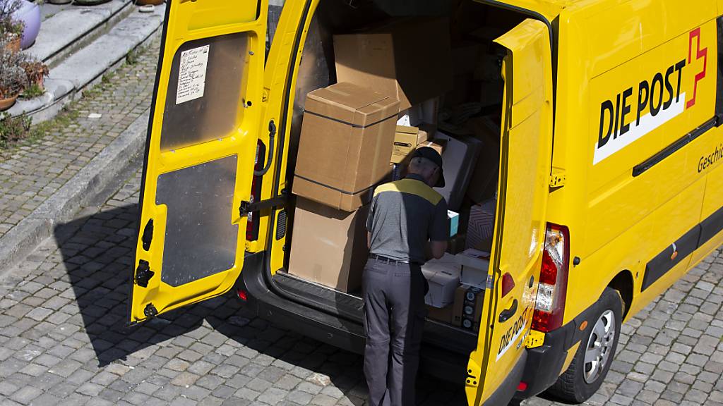 Ein Postbote auf Liefertour in Bern. Mit Kontingenten für die 100 grössten Auftraggeber will die Post den Kollaps des Verarbeitungs- und Zustellungssystems verhindern. (Archivbild)