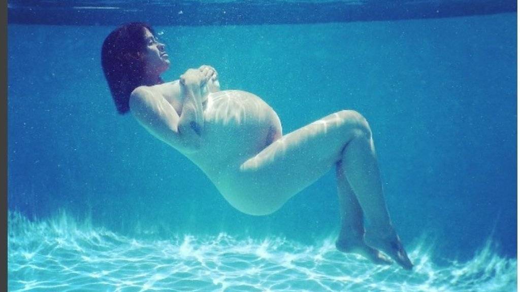Schwere- und hüllenlos: Sängerin Alanis Morisette zeigt sich schwanger und nackt. (Bild Instagram Alanis Morisette)