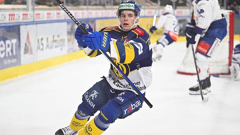 Dominik Egli schiesst den HC Davos mit dem entscheidenden Treffer zum 3:2 in die Playoffs