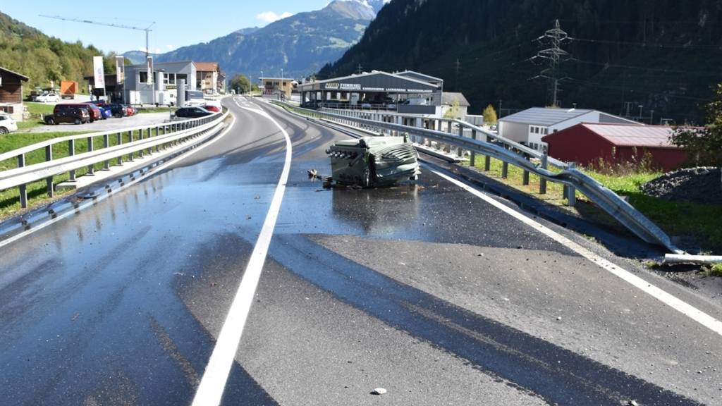Transformator fällt von Lastwagen und verliert über 100 Liter Öl