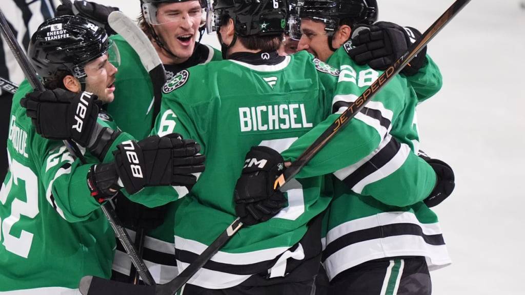 Lian Bichsel wird von den Kollegen zum 1:0-Führungstreffer beglückwünscht