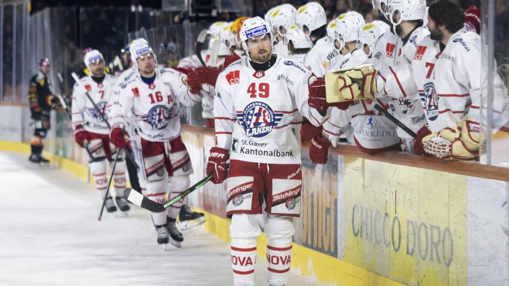 Der Rapperswiler Victor Rask klatscht nach dem 2:1 mit den Mitspielern ab